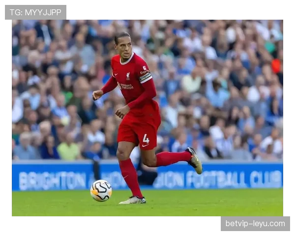 范戴克荣膺英超最佳后卫,状态回暖展现强大防守能力 范戴克荣膺英超最佳后卫,状态回暖展现强大防守能力