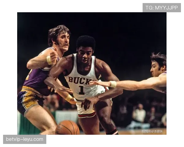 奥斯卡·罗伯特森历史领先助攻表现拉开与同期控卫差距