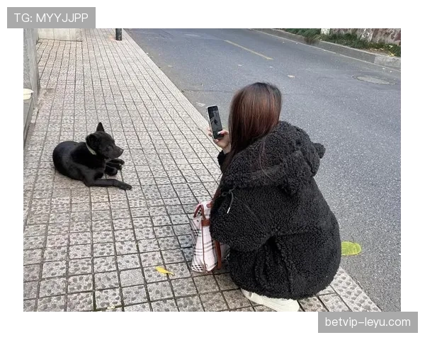 看柳雅慧出街那阵仗，拎的包价值都能交我三个月房租，直接尴尬又羡慕